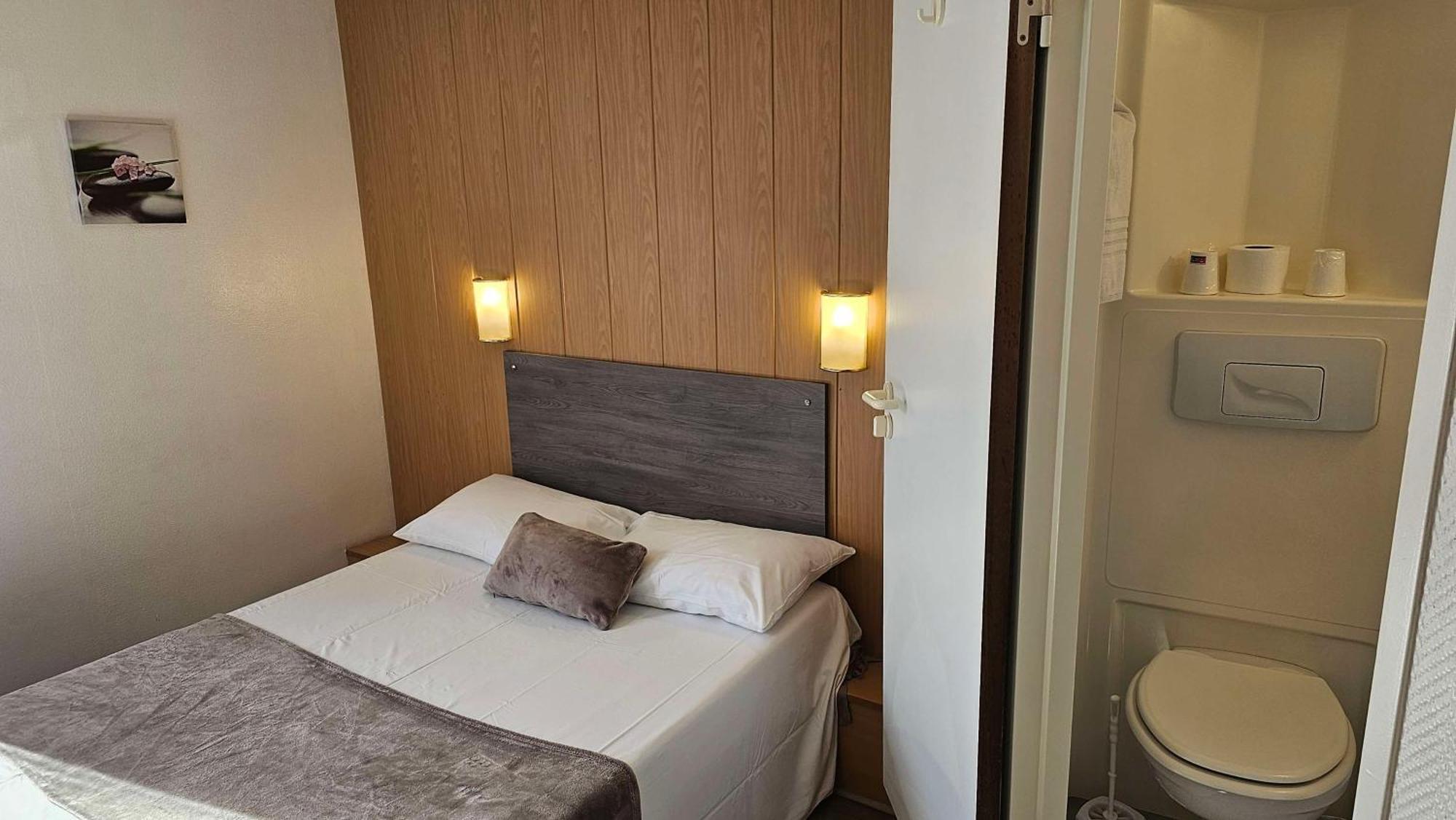 Brit Hotel Essentiel Pau Лескар Екстериор снимка