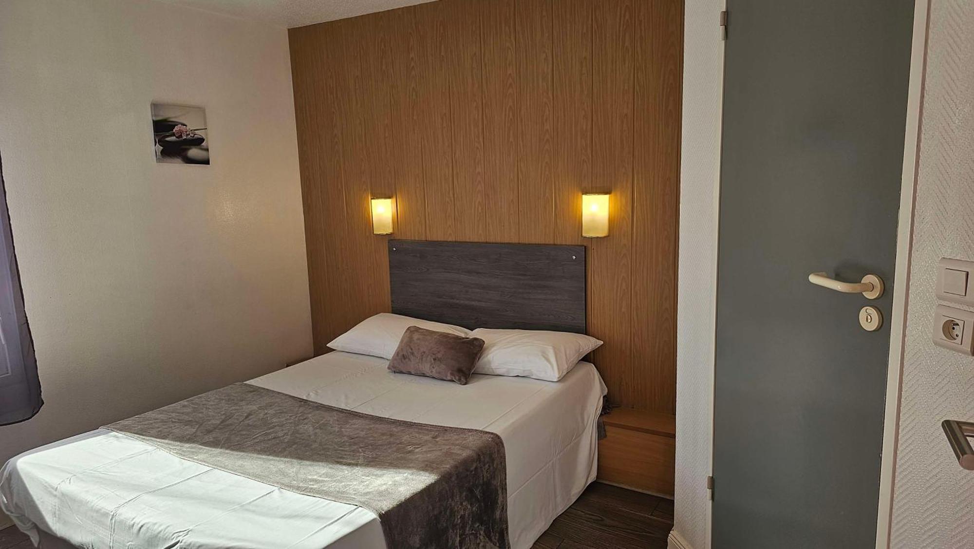 Brit Hotel Essentiel Pau Лескар Екстериор снимка