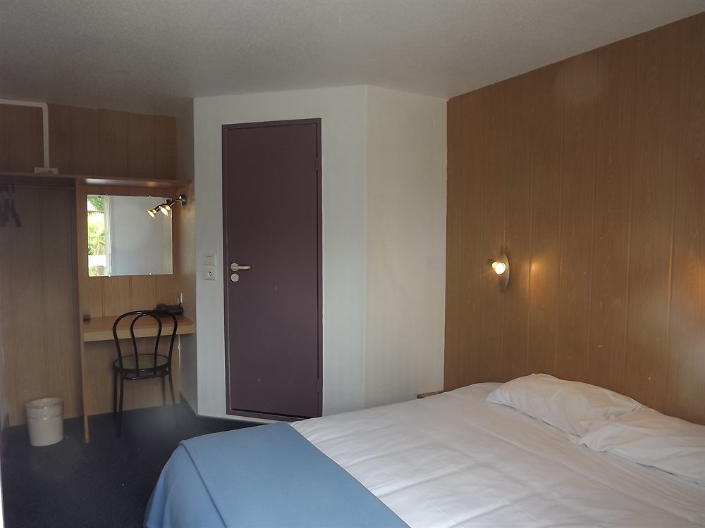 Brit Hotel Essentiel Pau Лескар Екстериор снимка